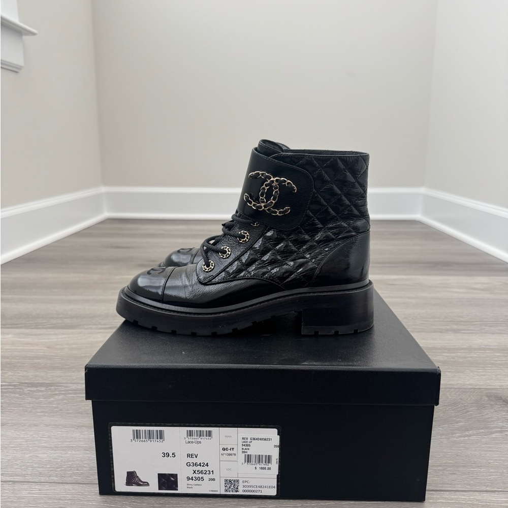 CHANEL Women's Chain CC Combat Boots Quilted Leather Size 39.5 - Picture 3 of 6